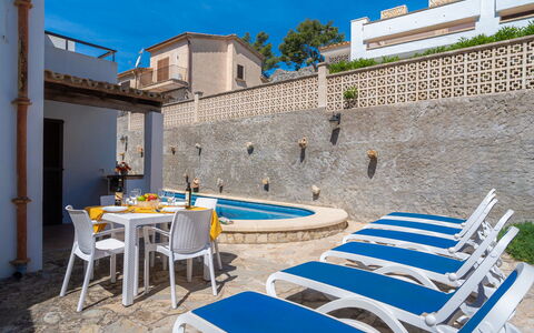 Cala San Vicente 625: Meubles, Propriété, Bâtiment, Bleu, Ciel, Bleu Azur, Mobilier De Jardin, Ombre, Architecture, Table