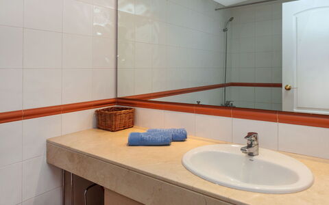 Pals 646: Salle De Bains, Pièce, Propriété, Tuile, Design Intérieur, Robinet, Lavabo, Architecture, Céramique, Sol