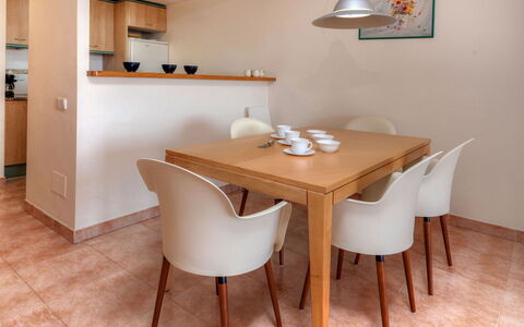 Pals 646: Pièce, Meubles, Propriété, Table, Salle À Manger, Design Intérieur, Sol, Chaise, Bâtiment, Immobilier