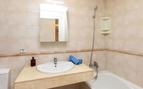 Green Mar C: Miroir, Robinet, Luminaire Plomberie, Baignoire, Évier, Propriété, Lavabo, Salle De Bains, Bâtiment, Éclairage