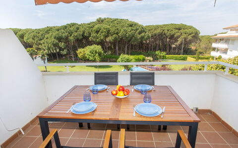 Green Mar C: Table, Bâtiment, Ciel, Propriété, Meubles, Plante, Lumière, Arbre, Bleu Azur, Chaise