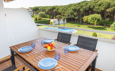 Green Mar C: Table, Plante, Bâtiment, Meubles, Propriété, Vaisselle, Ciel, Fenêtre, Chaise, Arbre