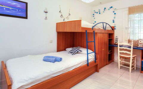 Villa Blanca Feliu: Chambre, Lit, Pièce, Meubles, Propriété, Drap De Lit, Matelas, Cadre De Lit, Bâtiment, Literie