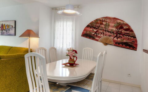 Golf Royal Delta: Pièce, Propriété, Design Intérieur, Meubles, Table, Jaune, Salle À Manger, Mur, Sol, Maison