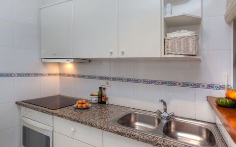 Trebol Blanco: Comptoir, Propriété, Cabinetry, Cuisine, Pièce, Meubles, Tuile, Design Intérieur, Évier, Cuisinière