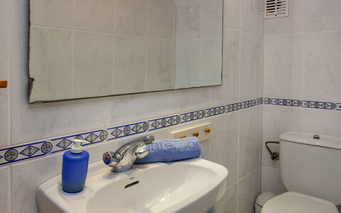 Trebol Blanco: Salle De Bains, Pièce, Propriété, Toilette, Robinet, Luminaire Plomberie, Tuile, Accessoire Salle De Bain, Mur, Lavabo