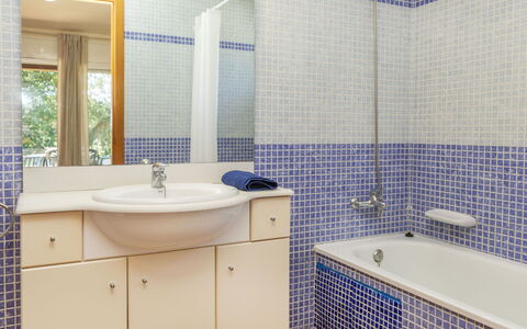 Bretos: Salle De Bains, Luminaire Plomberie, Sol, Lavabo, Design Intérieur, Sol, Évier, Robinet, Armoire De Toilette, Plomberie