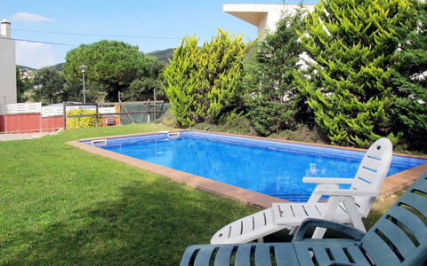 Bretos: L'Eau, Plante, Propriété, Nuage, Bâtiment, Ciel, Bleu Azur, Piscine, Arbre, Mobilier De Jardin