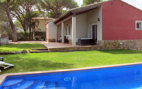Bretos: L'Eau, Plante, Propriété, Bâtiment, Ciel, Arbre, Ombre, Herbe, Porte, Maison