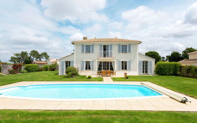 Saint-Gilles-Croix-De-Vie Givrand 604: Propriété, Maison, Domicile, Immobilier, Biens, Piscine, Herbe, Bâtiment, Zone Résidentielle, Manoir