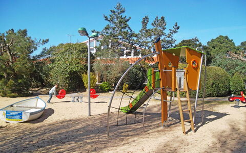 Saint Hilaire de Riez 606: Terrain De Jeux, Espace Public, Équipement Extérieur Play, Établissements Humains, Toboggan, Ville, Balançoire, Des Loisirs, Arbre, Ciel