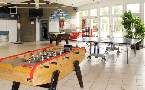 Saint Hilaire de Riez 606: Table, Pièce, Bâtiment, Sol, Design Intérieur, Meubles, Sol, Jeux, Jeux Et Sports D'Intérieur, Véhicule