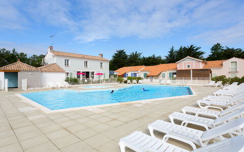 Saint Hilaire de Riez 608: Nuage, Ciel, L'Eau, Plante, Piscine, Bâtiment, Chaise, Mobilier De Jardin, Balancelle, Ombre