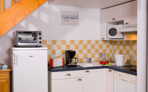 Saint Hilaire de Riez 608: Cabinetry, Propriété, Comptoir, Evier, Blanc, Appareil De Cuisine, Cuisinière, Évier, Bâtiment, Cuisine