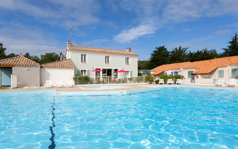 Saint Hilaire de Riez 608: L'Eau, Nuage, Ciel, Bâtiment, Fenêtre, Piscine, Plante, Bleu, Bleu Azur, Maison