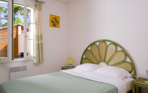 Saint Hilaire de Riez 608: Meubles, Design Intérieur, Mur, Chambre, Lit, Bois, Drap De Lit, Literie, Sol, Linge