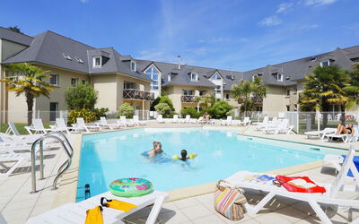 Saint Briac 606: L'Eau, Nuage, Propriété, Ciel, Piscine, Bâtiment, Bleu Azur, Mobilier De Jardin, Plante, Maison