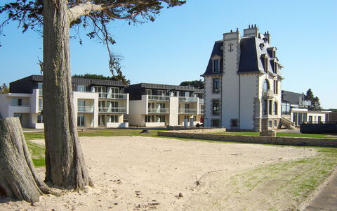 Plougasnou 614: Ciel, Bâtiment, Fenêtre, Plante, Arbre, Quartier, Zone Résidentielle, Herbe, Surface De La Route, Ville