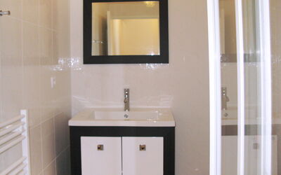 Odalys Domaine des Roches Jaunes 614.4: Salle De Bains, Pièce, Armoire De Toilette, Propriété, Évier, Accessoire Salle De Bain, Robinet, Meubles, Mur, Tuile