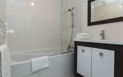 Odalys Domaine des Roches Jaunes 614.2: Miroir, Propriété, Bâtiment, Luminaire Plomberie, Baignoire, Évier, Cabinetry, Tete De Douche, Robinet, Salle De Bains