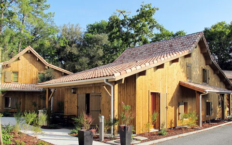 Lacanau 655: Plante, Bâtiment, Ciel, Propriété, Fenêtre, Arbre, Maison, Bois, Lot Terre, Ombre