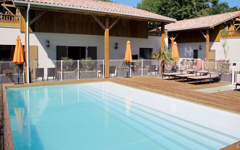 Lacanau 655: L'Eau, Ciel, Piscine, Bâtiment, Ombre, Chaise, Arbre, Plante, Mobilier De Jardin, Loisir