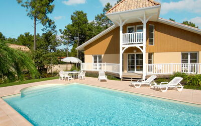 Lacanau 656: L'Eau, Ciel, Nuage, Bâtiment, Plante, Propriété, Bleu, Fenêtre, Piscine, Arbre