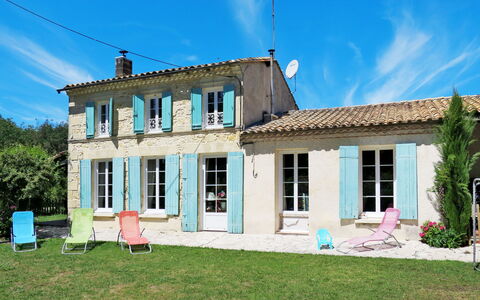 Poumeyrette: Nuage, Ciel, Bâtiment, Plante, Fenêtre, Maison, Arbre, Lot Terre, Chalet, Porte