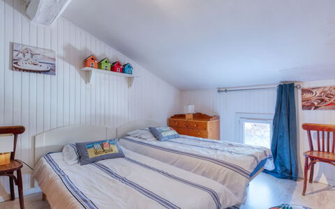 Poumeyrette: Meubles, Bleu, Confort, Bleu Azur, Table, Cadre De Lit, Design Intérieur, Bois, Éclairage, Bâtiment