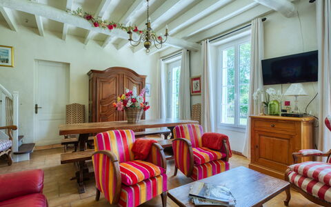 Poumeyrette: Meubles, Table, Cadre, Propriété, Cabinetry, Chaise, Bois, Fleur, Design Intérieur, Bâtiment