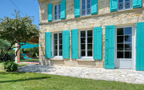 Poumeyrette: Bâtiment, Fenêtre, Plante, Porte, Maison, Herbe, Zone Résidentielle, Façade, Immobilier, Chalet