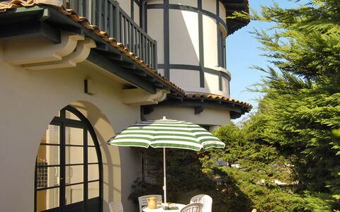 Las Delicias: Ciel, Propriété, Bâtiment, Meubles, Fenêtre, Chaise, Plante, Ombre, Jaune, Mobilier De Jardin