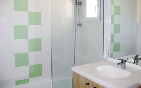 Ondres 621: Salle De Bains, Pièce, Tuile, Propriété, Robinet, Mur, Accessoire Salle De Bain, Lavabo, Design Intérieur, Luminaire Plomberie