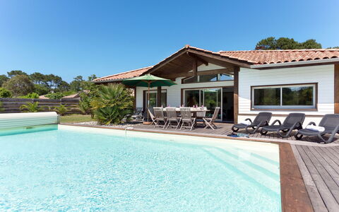 Moliets 626: L'Eau, Ciel, Bâtiment, Propriété, Plante, Bleu Azur, Fenêtre, Chaise, Ombre, Piscine