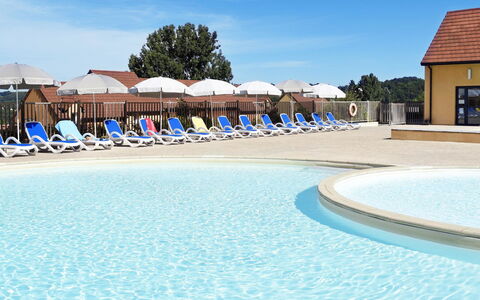 Sarlat-La-Canéda 607: L'Eau, Ciel, Nuage, Bâtiment, Bleu, Bleu Azur, Station Balnéaire, Piscine, Ombre, Mobilier De Jardin