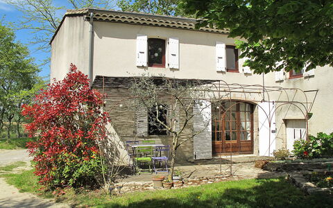 Marguerie: Plante, Bâtiment, Fenêtre, Arbre, Maison, Ciel, Chalet, Lot Terre, Herbe, Zone Résidentielle