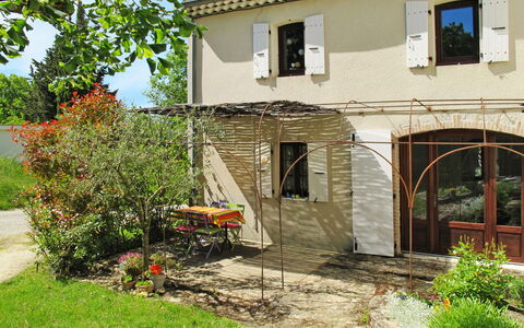 Marguerie: Plante, Bâtiment, Fenêtre, Propriété, Maison, Ciel, Arbre, Jaune, Lot Terre, Végétation