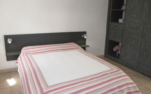 Marguerie: Meubles, Lit, Chambre, Design Intérieur, Bois, Sol, Sol, Literie, Drap De Lit, Linge