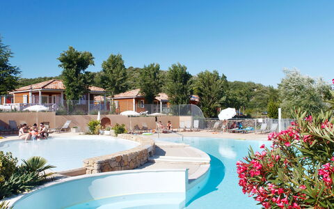 Vallon-Pont-D'Arc 620: L'Eau, Ciel, Plante, Propriété, Bâtiment, Piscine, Fleur, Bleu Azur, Arbre, Station Balnéaire