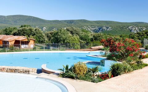 Vallon-Pont-D'Arc 620: L'Eau, Ciel, Plante, Fleur, Piscine, Bleu Azur, Bâtiment, Mobilier De Jardin, Arbre, Paysage Naturel