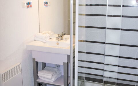 Le Grau du Roi 604: Sol, Sol, Design Intérieur, Luminaire Plomberie, Pièce, Salle De Bains, Plafond, Plomberie, Évier, Porte De Douche