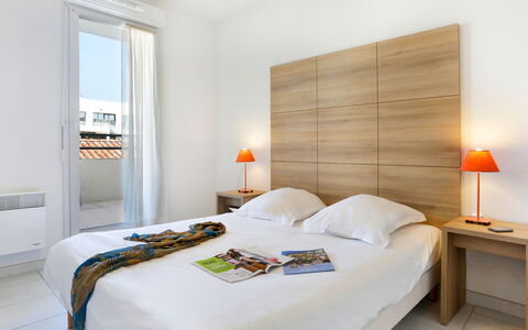Le Grau du Roi 604: Chambre, Meubles, Lit, Pièce, Propriété, Drap De Lit, Design Intérieur, Cadre De Lit, Matelas, Sol