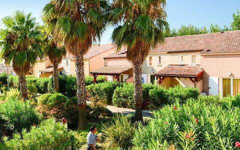 Valras Plage 606: Propriété, Végétation, Immobilier, Maison, Arbre, Domicile, Palmier, Zone Résidentielle, Recours, Bâtiment