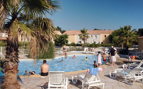 Valras Plage 606: Piscine, Recours, Vacances, Propriété, Ville, Loisir, Palmier, Arbre, Bâtiment, Immobilier