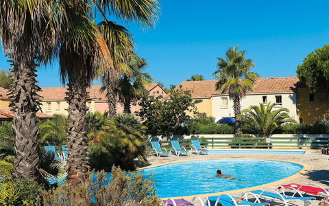 Valras Plage 606: L'Eau, Plante, Ciel, Propriété, Bâtiment, Bleu Azur, Piscine, Arbre, Chaise, Arecales