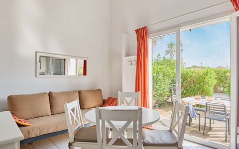 Valras Plage 606: Meubles, Design Intérieur, Chaise, Table Cuisine Et Salle A Manger, Ombre, Mobilier De Jardin, Salon, Table Basse, Plante D'Appartement