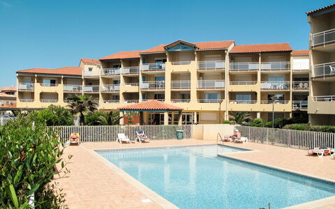 Valras Plage 607: L'Eau, Ciel, Plante, Bâtiment, Propriété, Fenêtre, Bleu Azur, Piscine, Arbre, Architecture