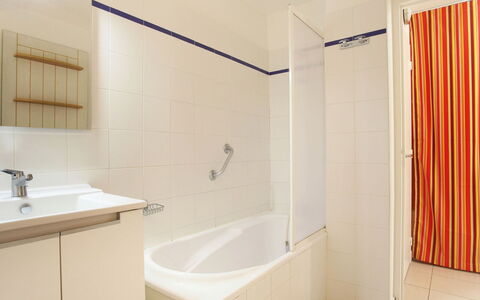 Cap D'Agde 613: Luminaire Plomberie, Propriété, Baignoire, Robinet, Évier, Bâtiment, Salle De Bains, Bois, Maison