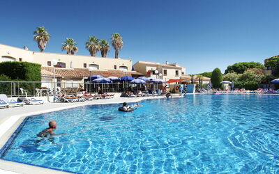 Cap D'Agde 613: L'Eau, Ciel, Piscine, Bâtiment, Arbre, Loisir, Ville Resort, Mobilier De Jardin, Des Loisirs, Amusement