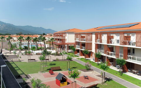 Argelès sur Mer 627: Ciel, Plante, Nuage, Bâtiment, Fenêtre, Maison, Design Urbain, Lot Terre, Condominium, Arbre